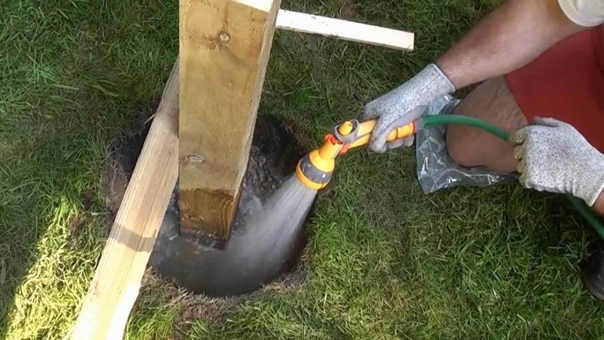 Как установить (поставить) деревянный столб для забора