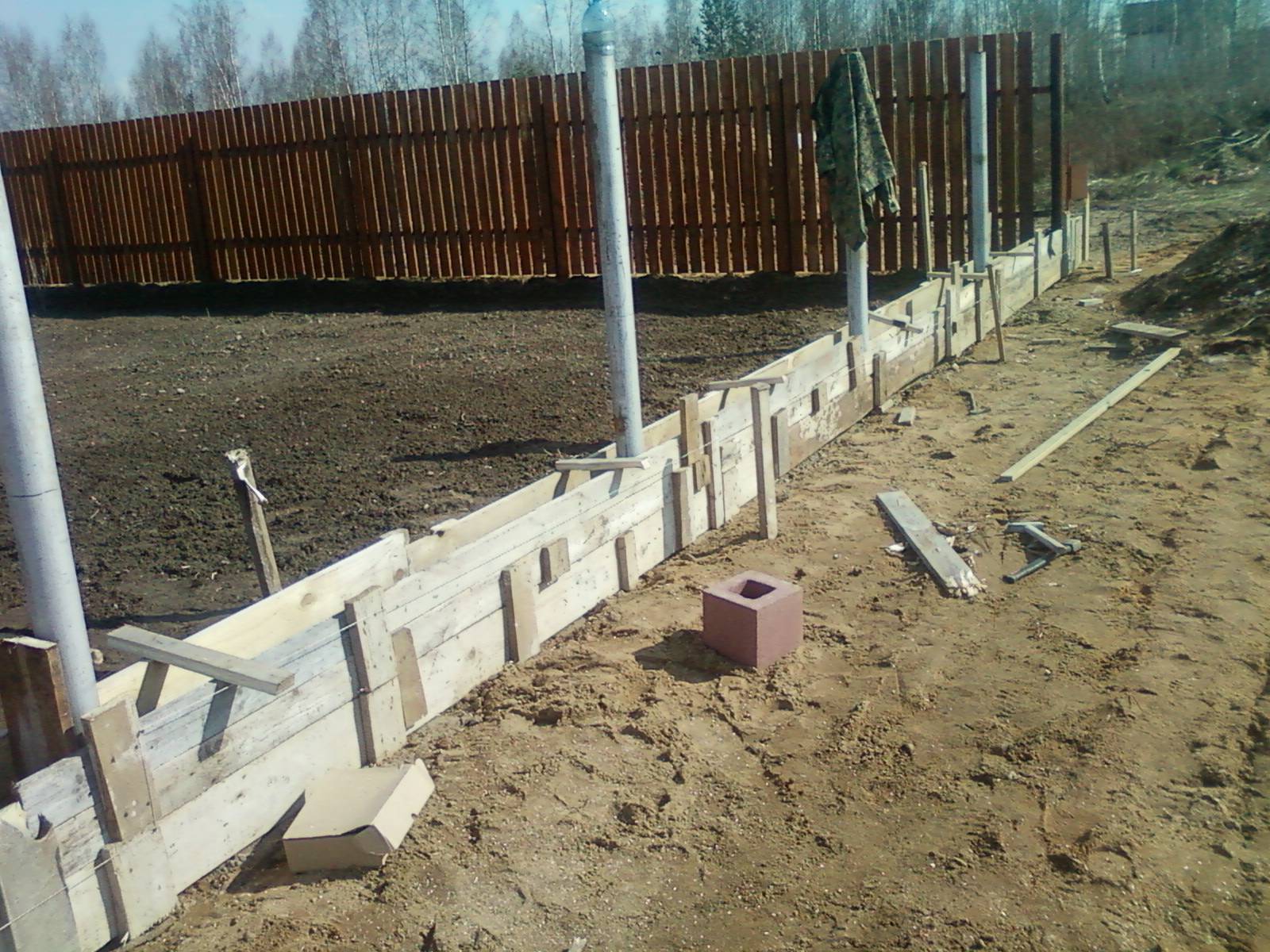Ленточный фундамент под забор своими руками - как залить ленточный фундамент под забор пошаговая инструкция