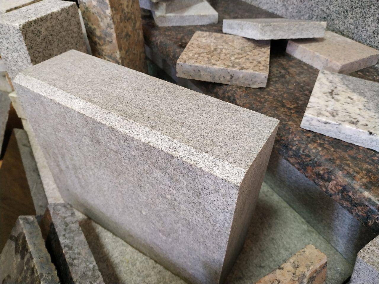 Каменный бордюр: выбор материала и особенности резки, плюсы и минусы