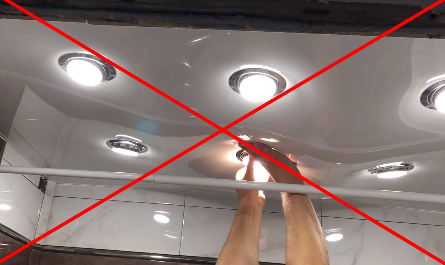 Видео как слить воду с натяжного потолка. Затоп натяжного потолка. Освещение для натяжных потолков.
