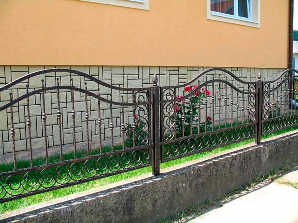 Как установить ажурный металлический или бетонный забор?