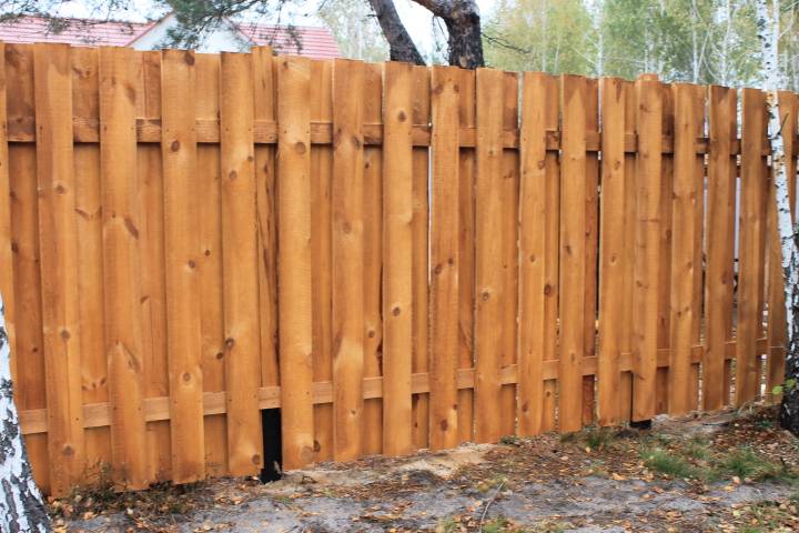 Забор из необрезной доски своими руками: фото — инструкция