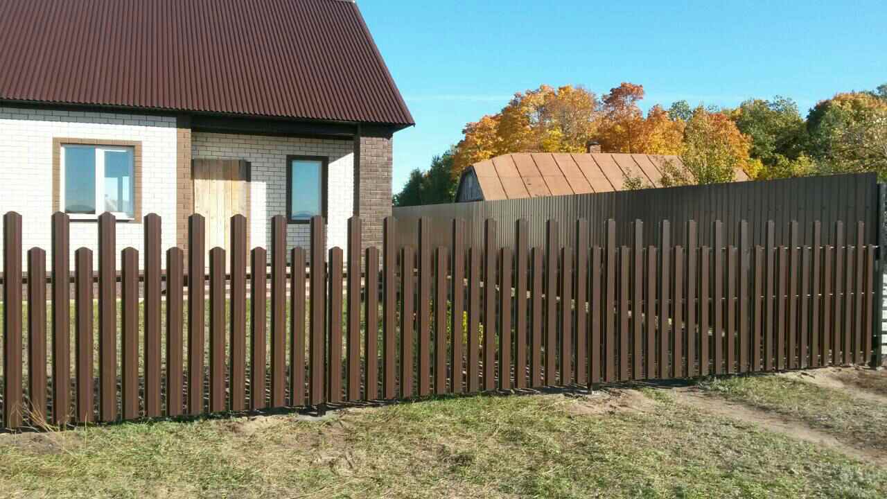 Кирпичный забор — как выбрать дизайн и оформить забор правильно (125 фото + видео)