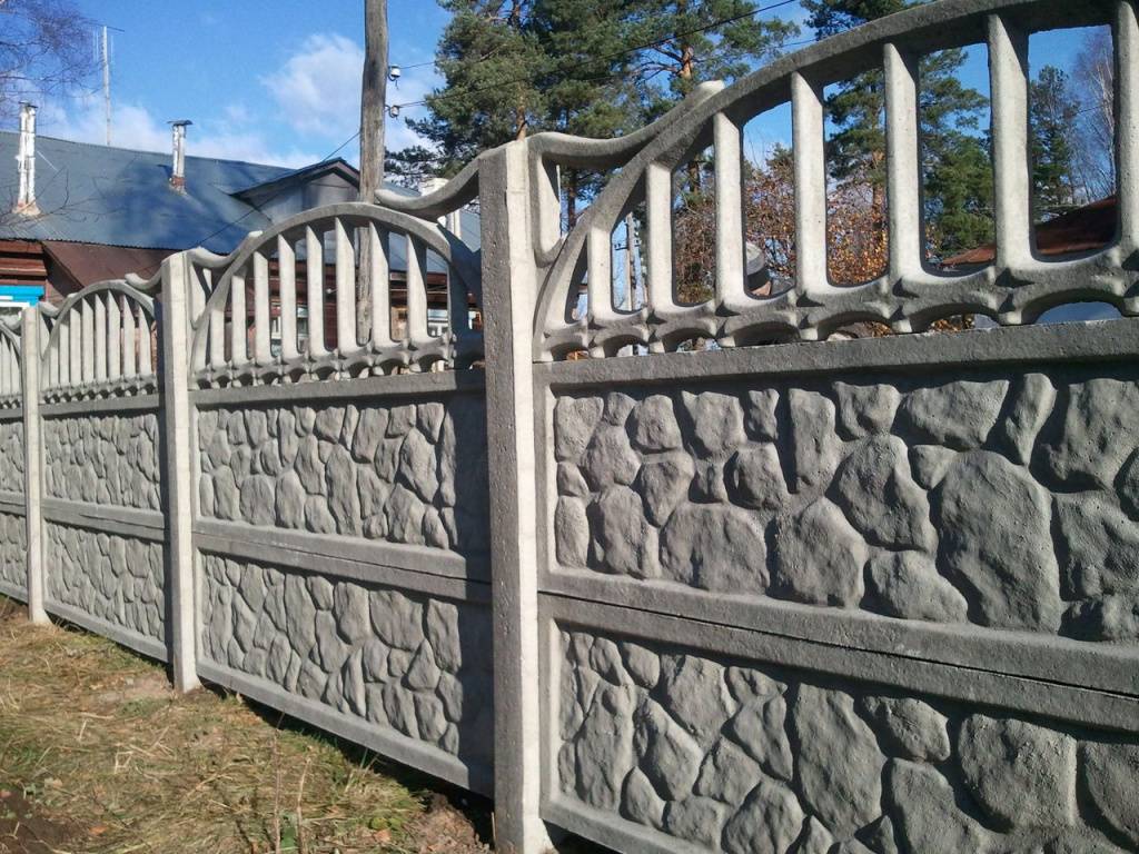 Как выбрать и обустроить декоративный бетонный забор