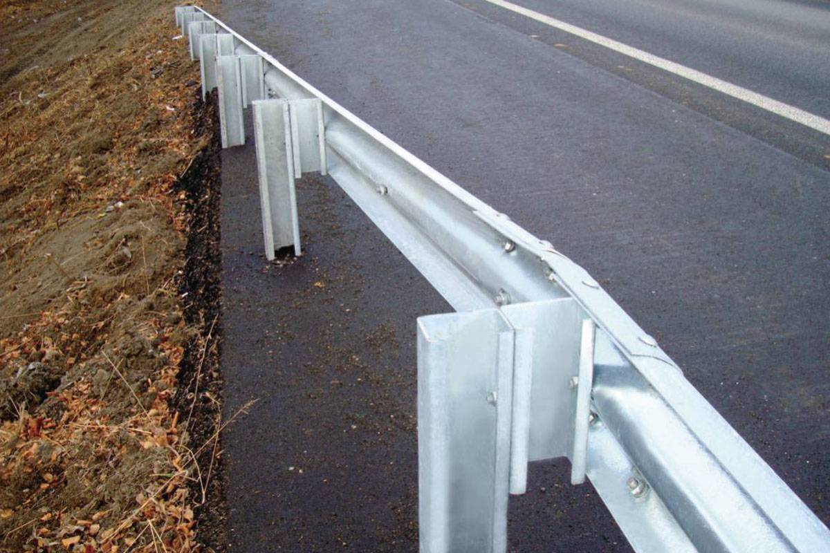 Металлические дорожные ограждения барьерного типа