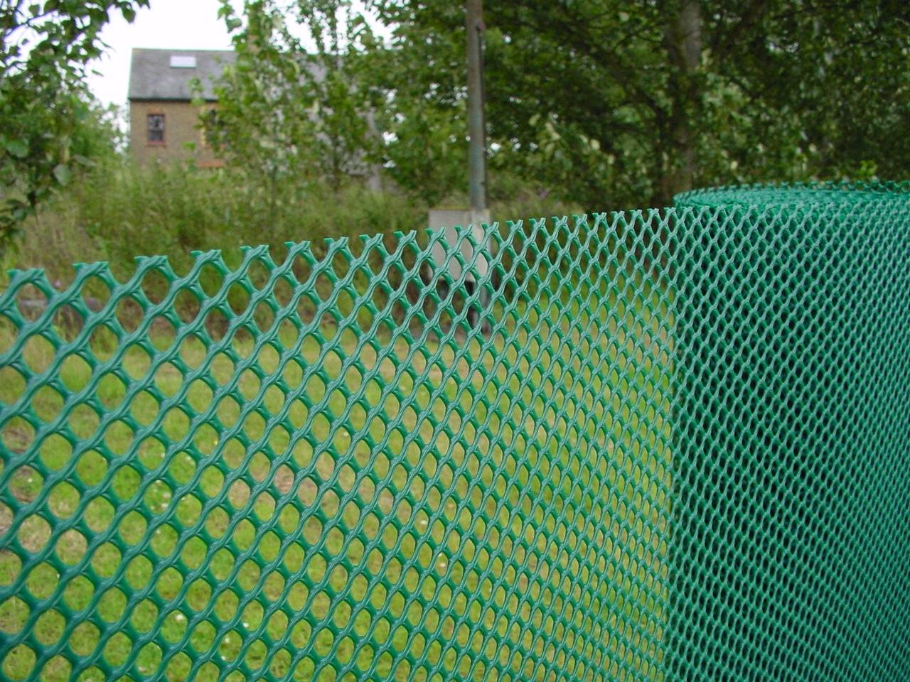 Как установить пластиковую сетку на забор?