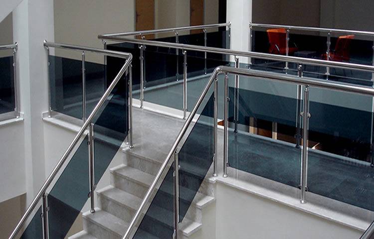 Алюминиевые перила: самостоятельный монтаж поручней, комплектующие детали ограждений для лестниц