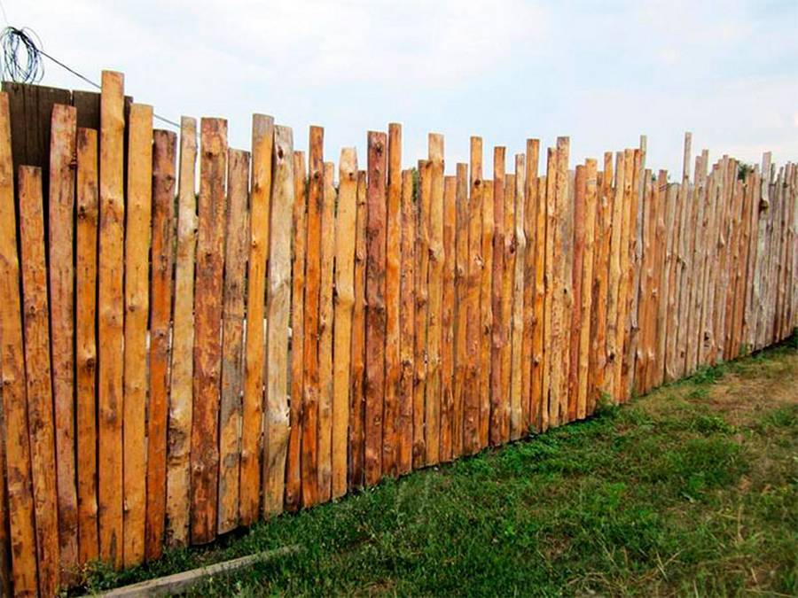 Забор из горбыля - нюансы строительства и стоимость
