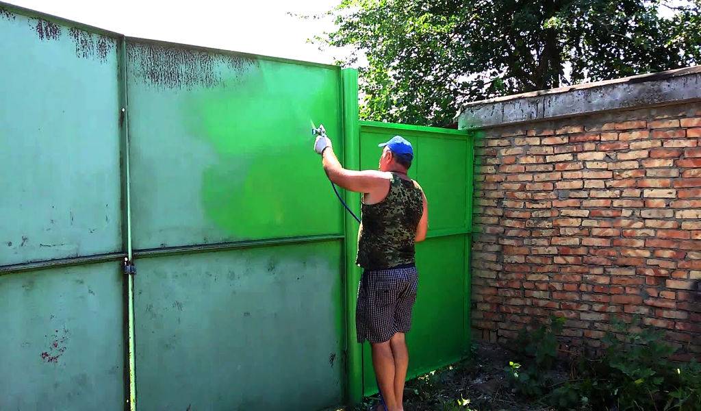 Как покрасить металлический забор на даче