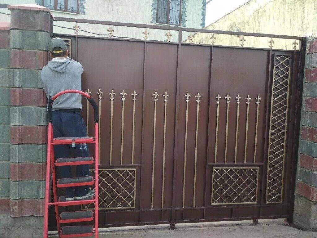 Покрасить металлические ворота: чем и какой краской