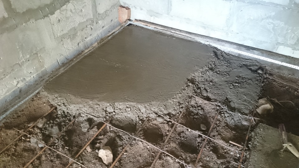 Рассмотрим как залить бетонный пол в гараже