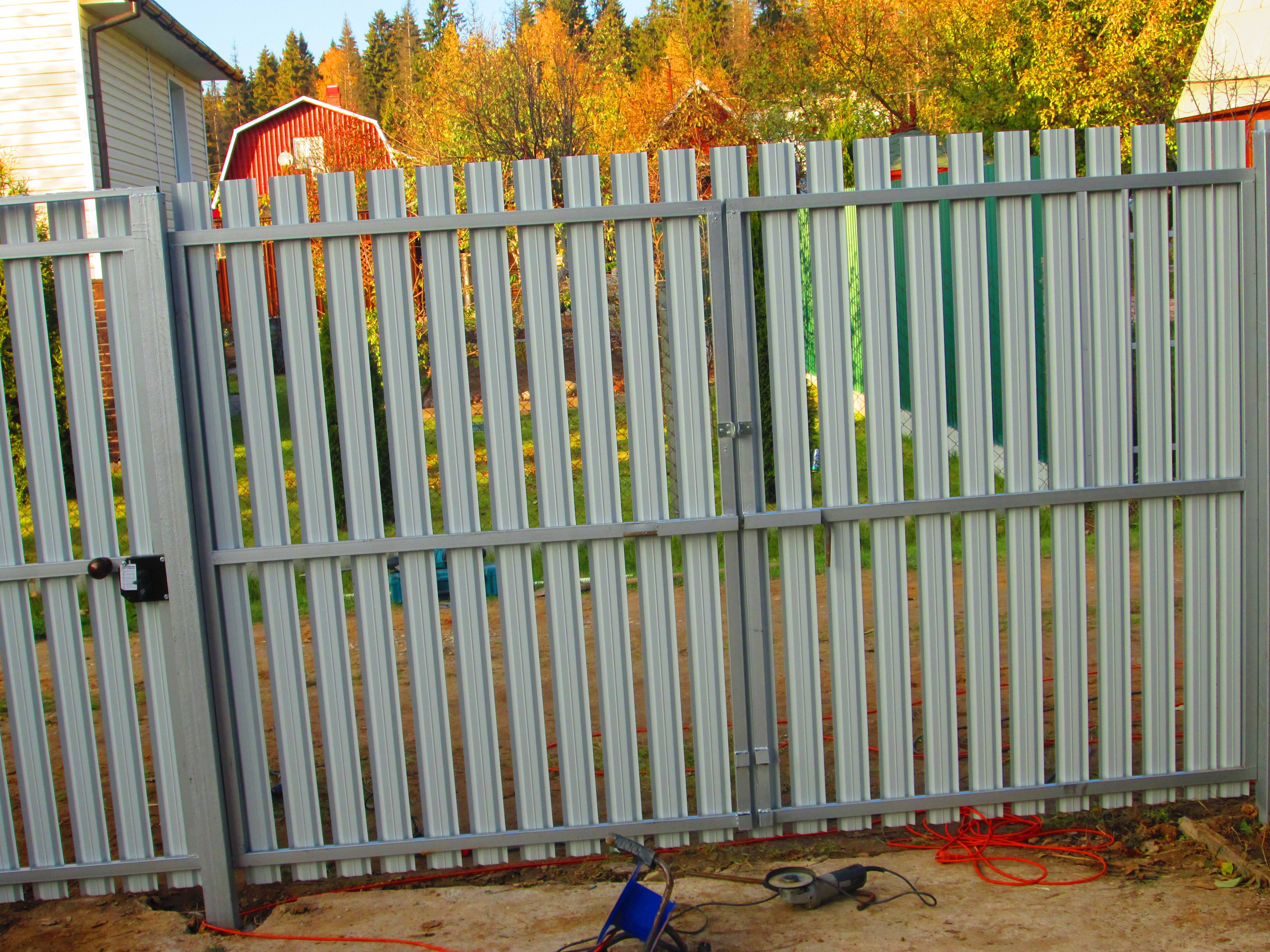 Забор из металлического штакетника: установка своими руками, пошаговая инструкция, фото и видео