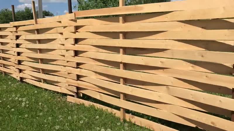Как своими руками сделать плетеный забор из досок – особенности, инструкция