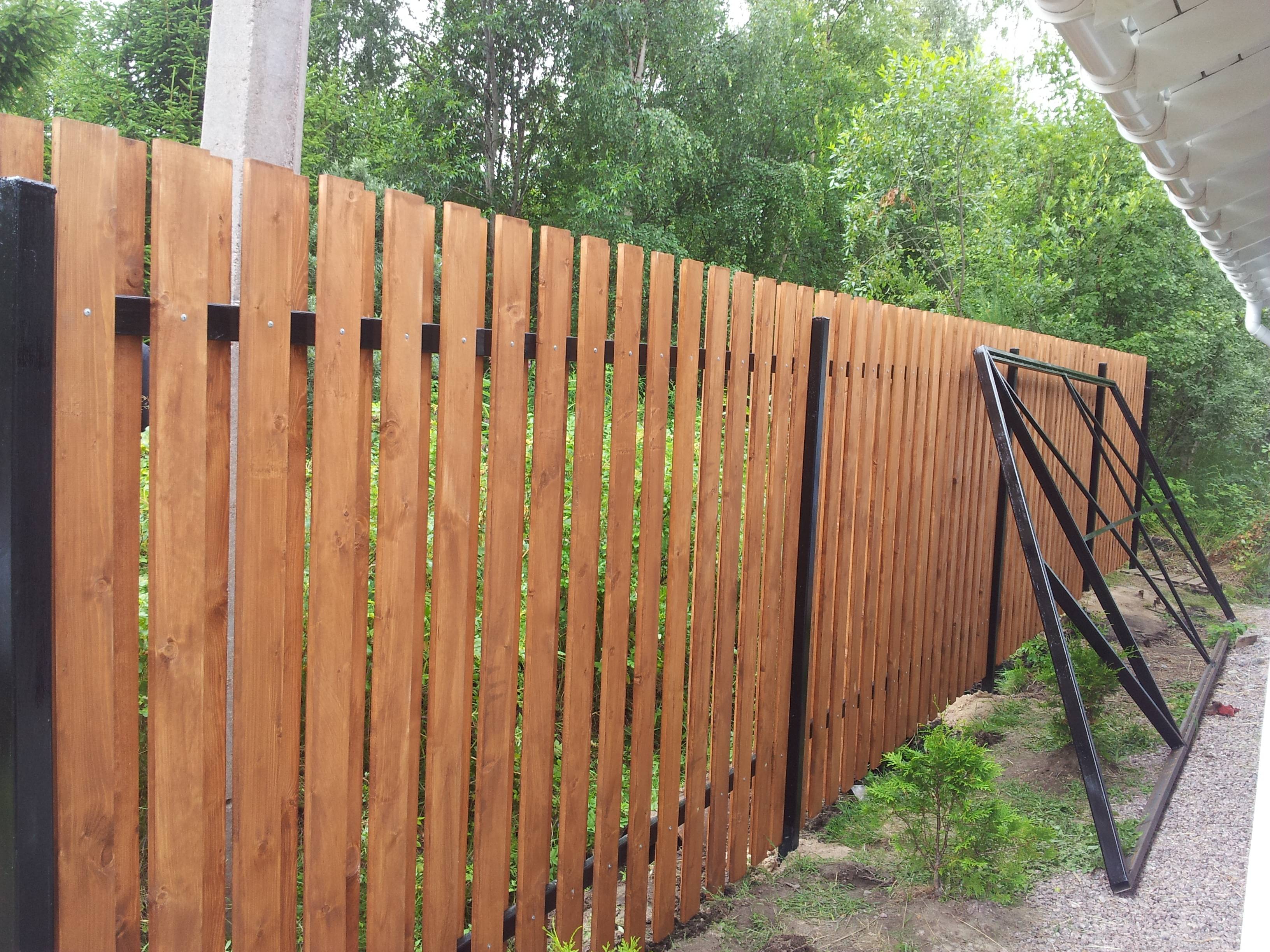 Деревянный забор на металлических столбах своими руками | «mz»