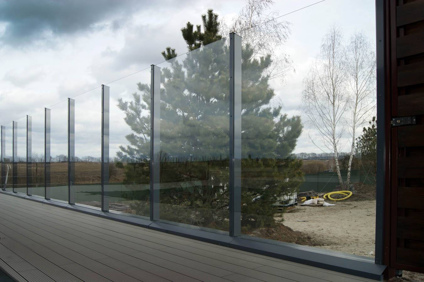 Прозрачный или полупрозрачный забор: металл, дерево, поликарбонат и пластик
