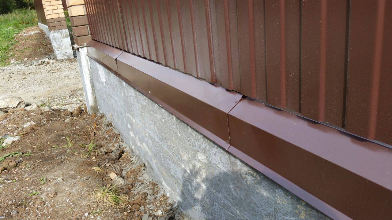 Отливы на кирпичный забор, фундамент – бетонные, металлические