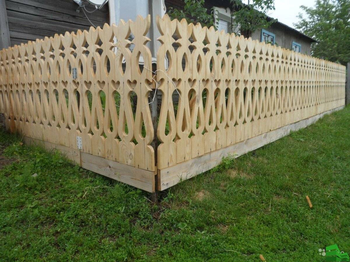 Деревянный забор из обрезной доски – практические советы по выбору и установке