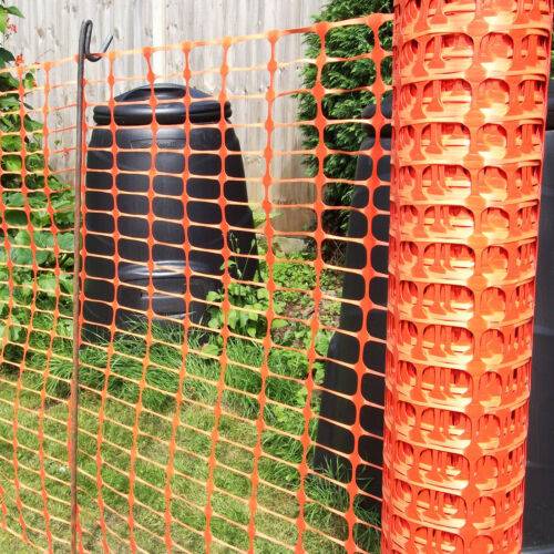 Забор из пластиковой сетки-рабицы: преимущества и недостатки, монтаж
