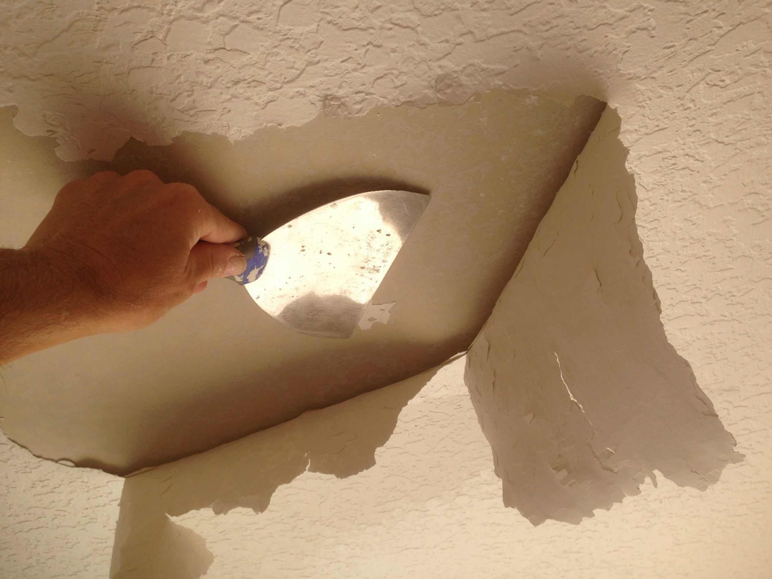 Как отмыть шпаклевку. Очистка поверхности потолка. Зачистка потолка от побелки. Старая побелка на стенах. Смывка для побелки со стен.