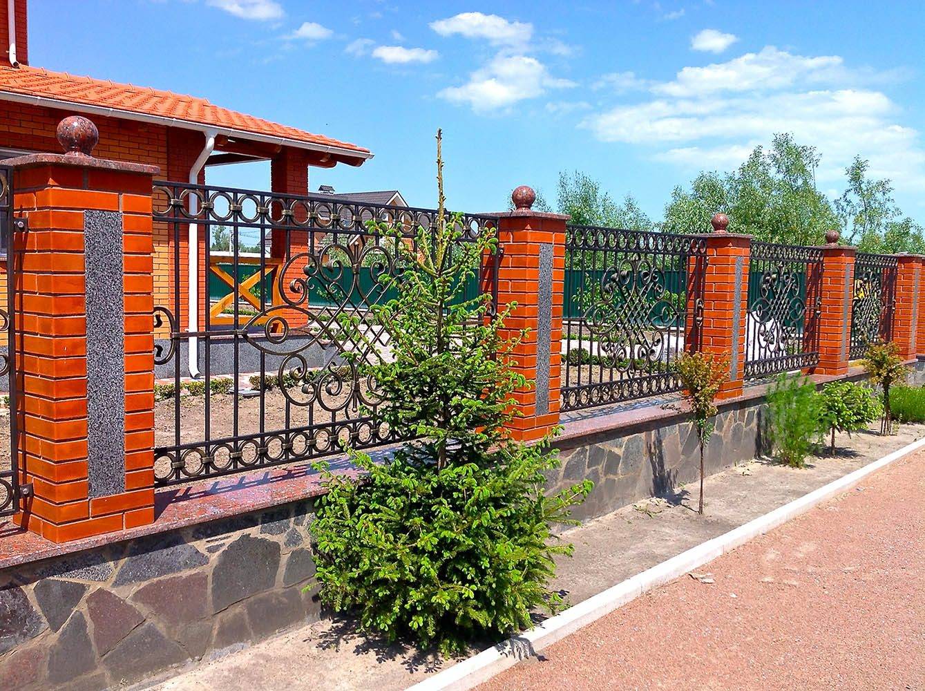 Кованый забор с поликарбонатом и элементами ковки - фото