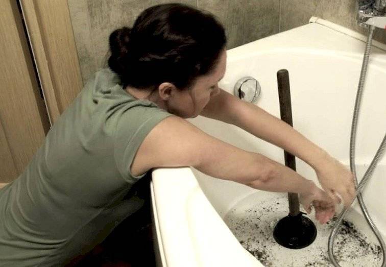 Как очистить раковину от засора в ванной