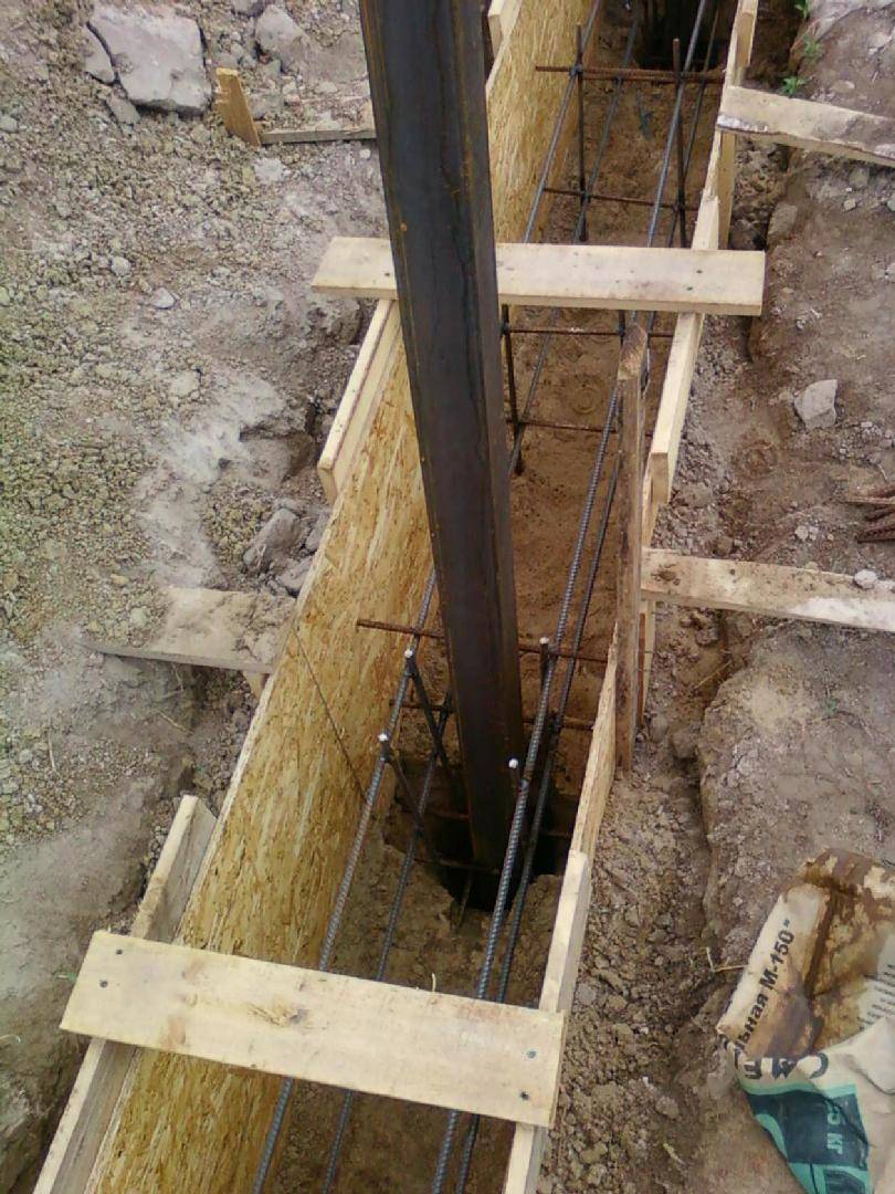 Как правильно залить фундамент под забор с кирпичными столбами?