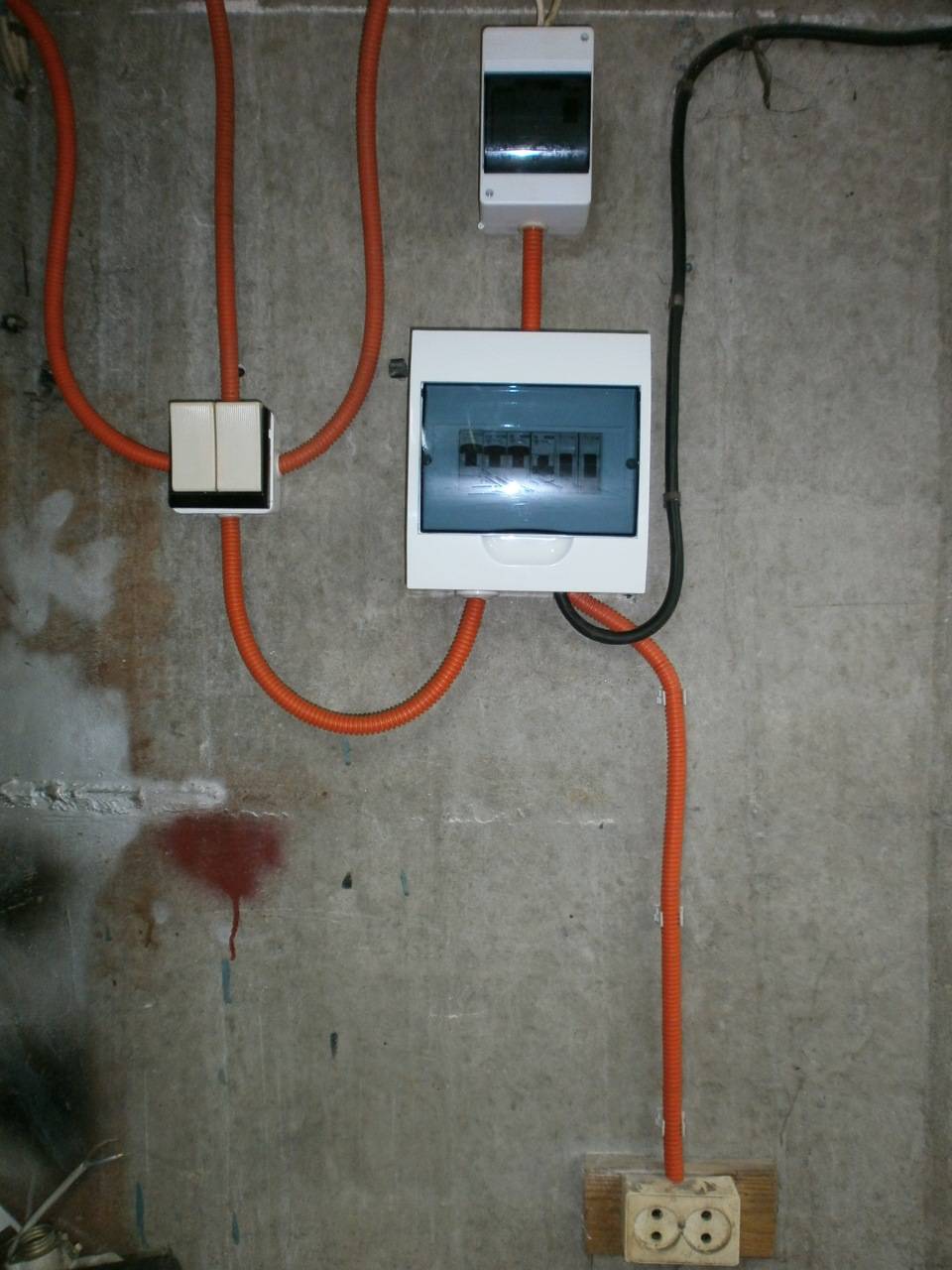 Простая проводка в гараже своими силами и советы опытных электриков