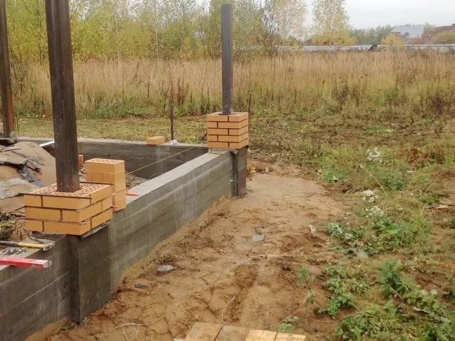 Как правильно залить фундамент под забор с кирпичными столбами своими руками