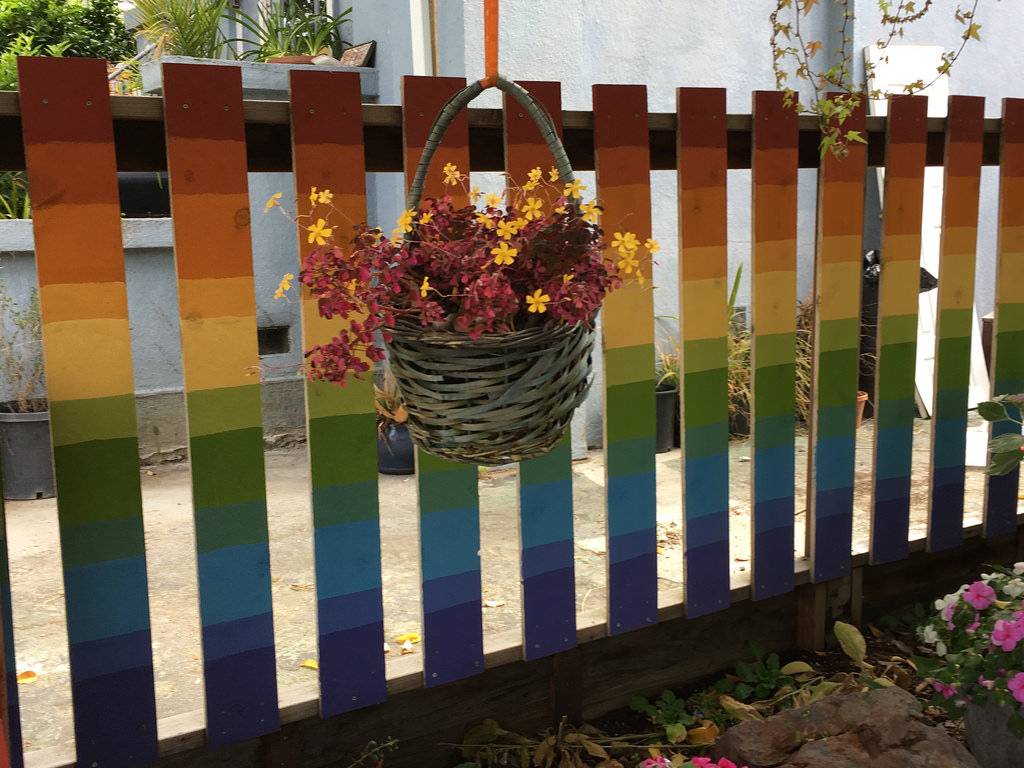 Как быстро покрасить забор из штакетника. как красиво покрасить забор из штакетника: идеи покраски