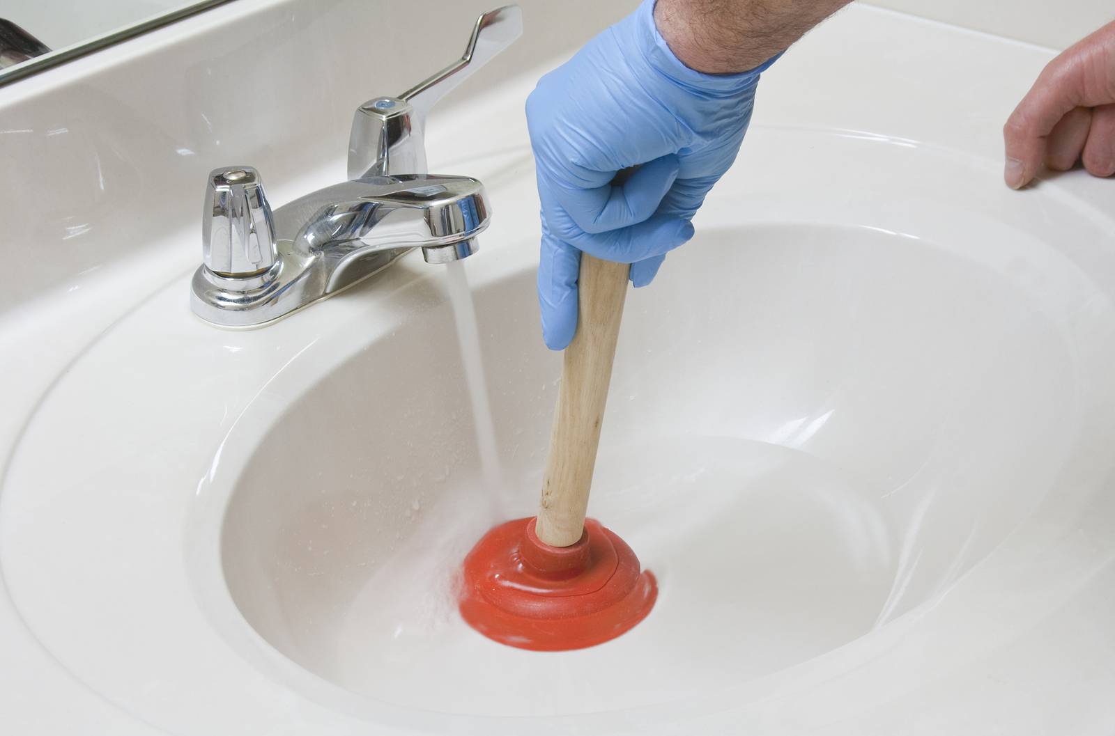 Как прочистить засор в ванной: 3 этапы очистки вантузом