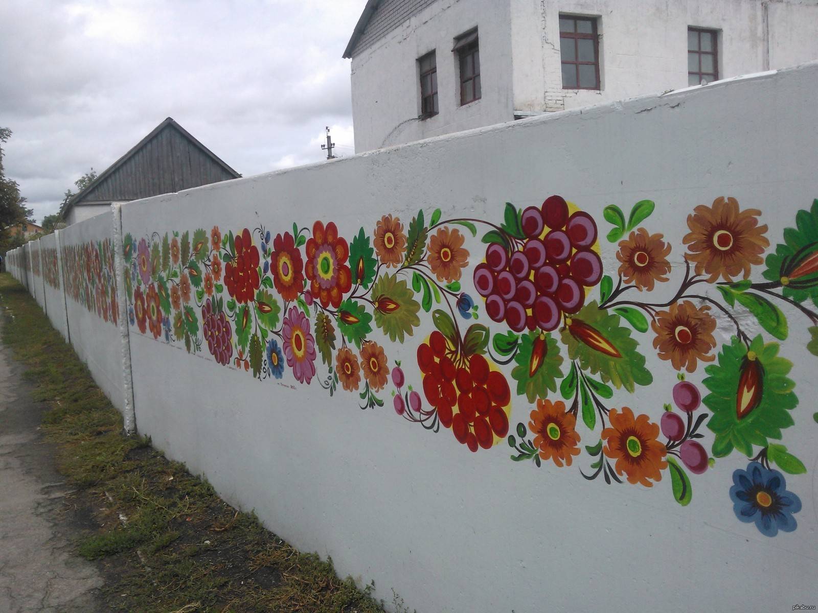 Роспись на заборе на даче - как рисовать на разных поверхностях
