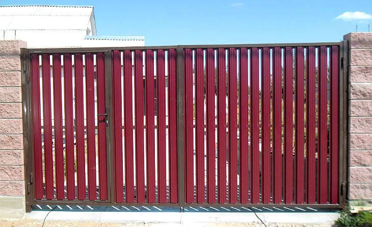 Забор из металлического штакетника: фото аккуратных ограждений