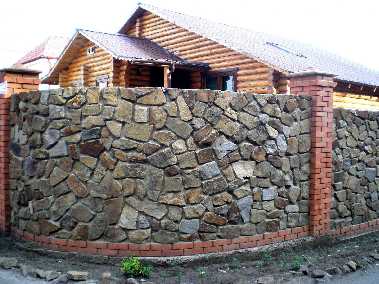 Как построить забор из камня максимально дёшево и на века