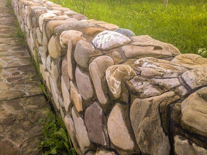 Как сделать забор из камня своими руками