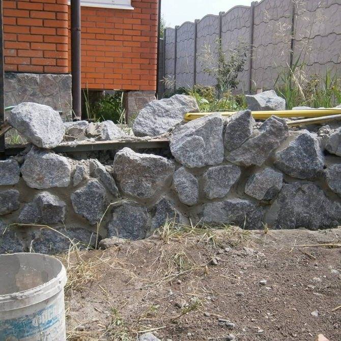 Как сделать забор из камня своими руками: поэтапная инструкция