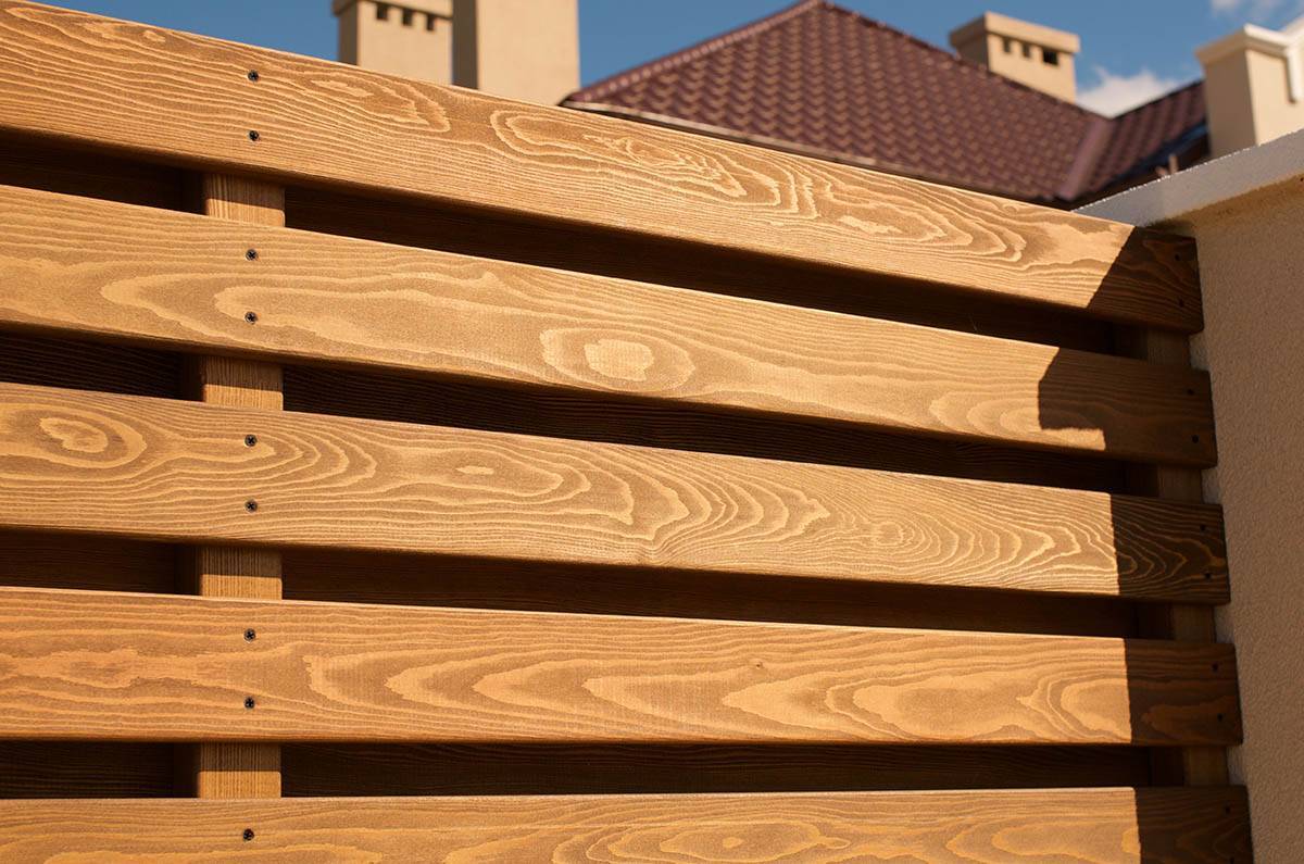 Как сделать забор из планкена лиственницы – преимущества, способы монтажа