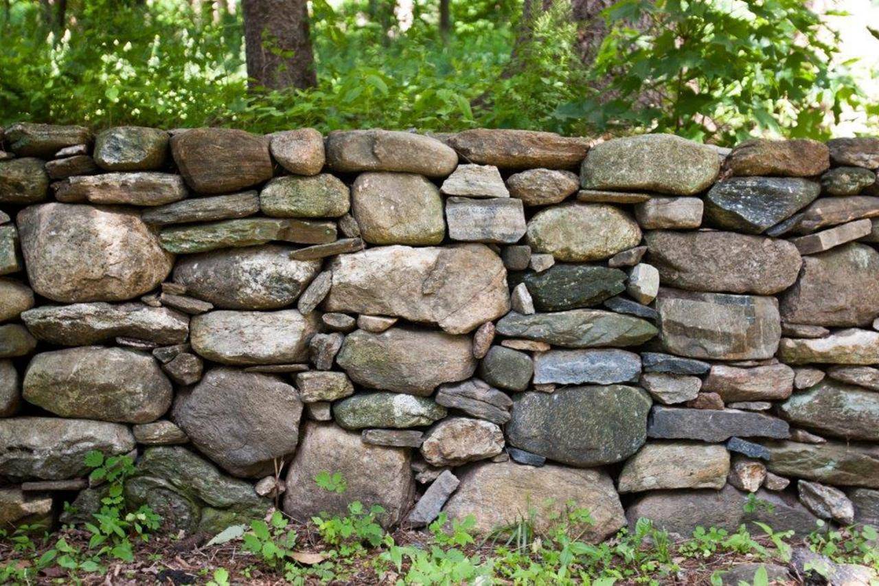 Как построить каменный забор своими руками. создание забора из натурального камня
