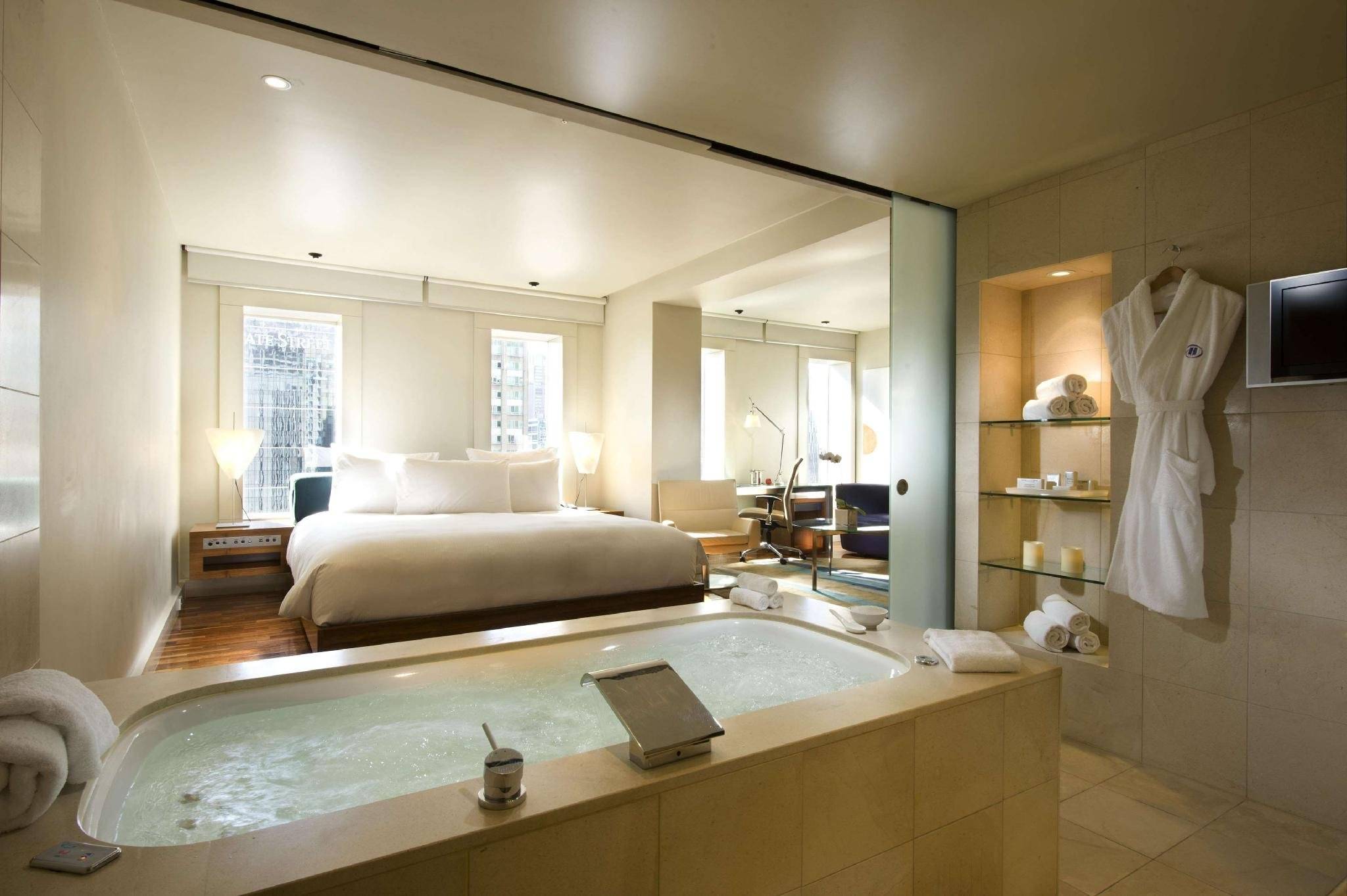 Гардеробная в спальне: ванная комната большая, дизайн и фото, санузел и зона из гипсокартона, за кроватью отдельная