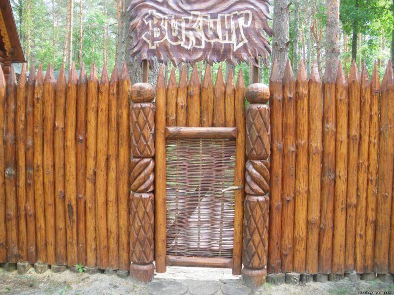 Забор из оцилиндрованного бревна - строим своими руками, фото и видео инструкция