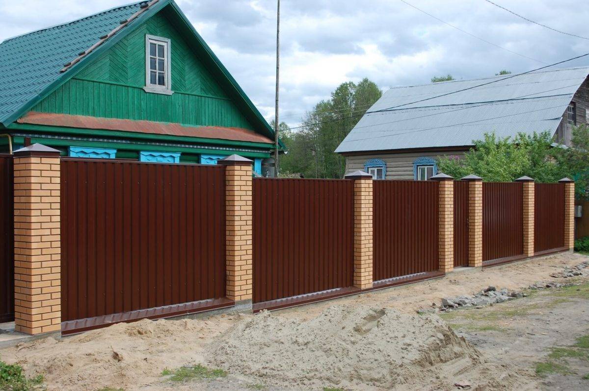 Забор из профнастила с кирпичными столбами, этапы работ по строительству и установке
