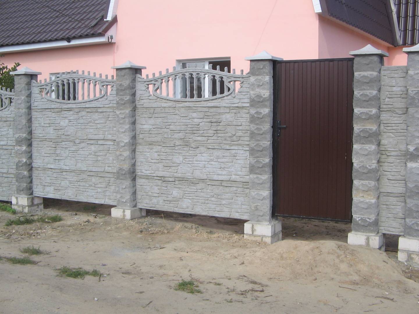 Забор из бетонных панелей (плит)