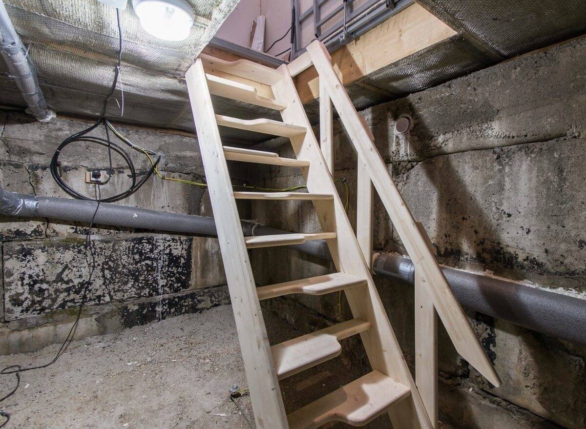 Лестница в погребе гаража: выбор конструкции и материала