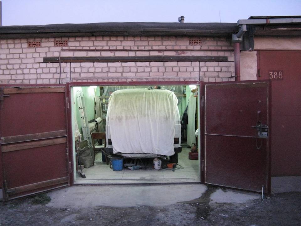 Как поднять ворота в кирпичном гараже?