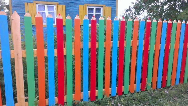 Как быстро покрасить забор из штакетника