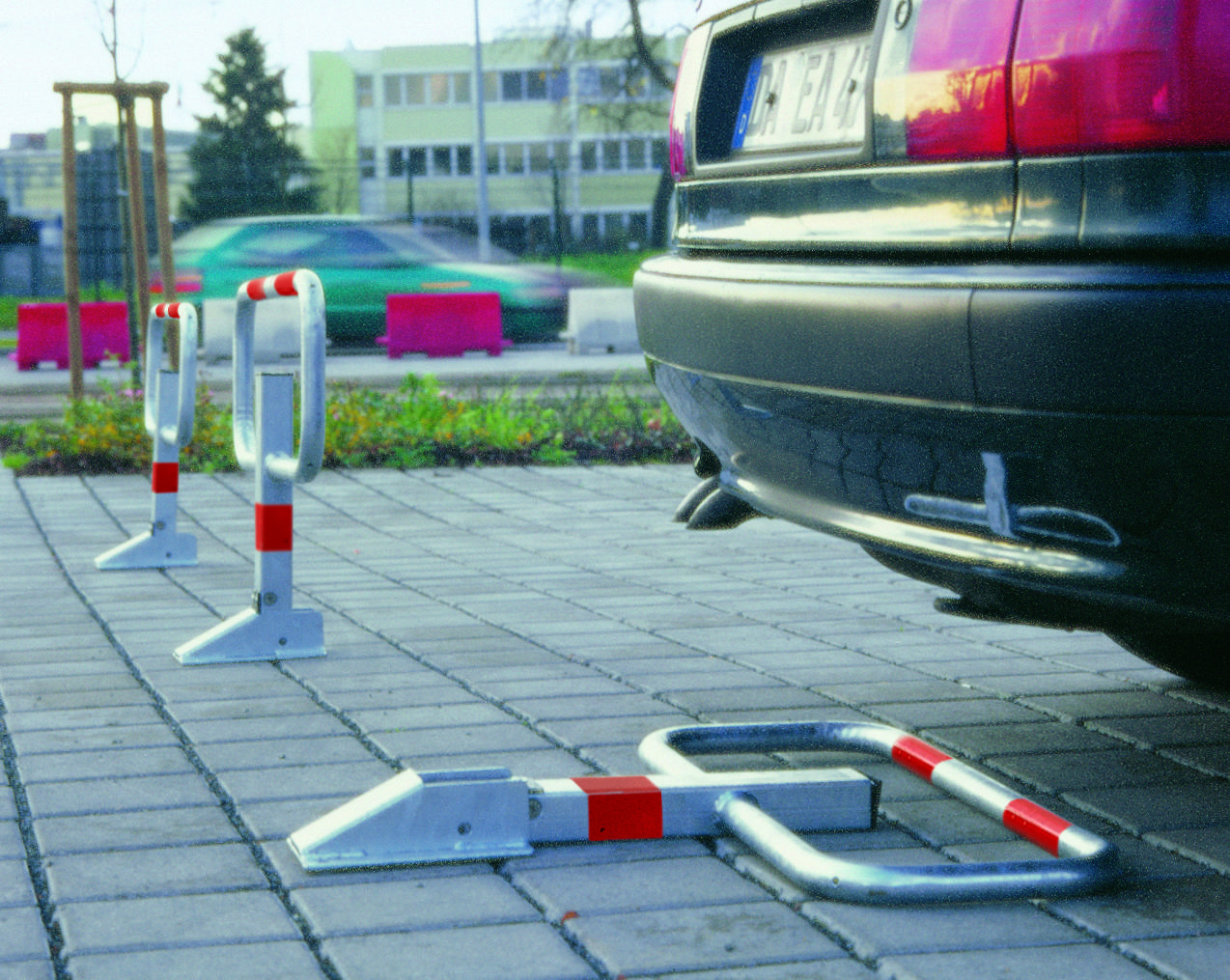 Как законно установить парковочный барьер во дворе и последствия незаконной установки