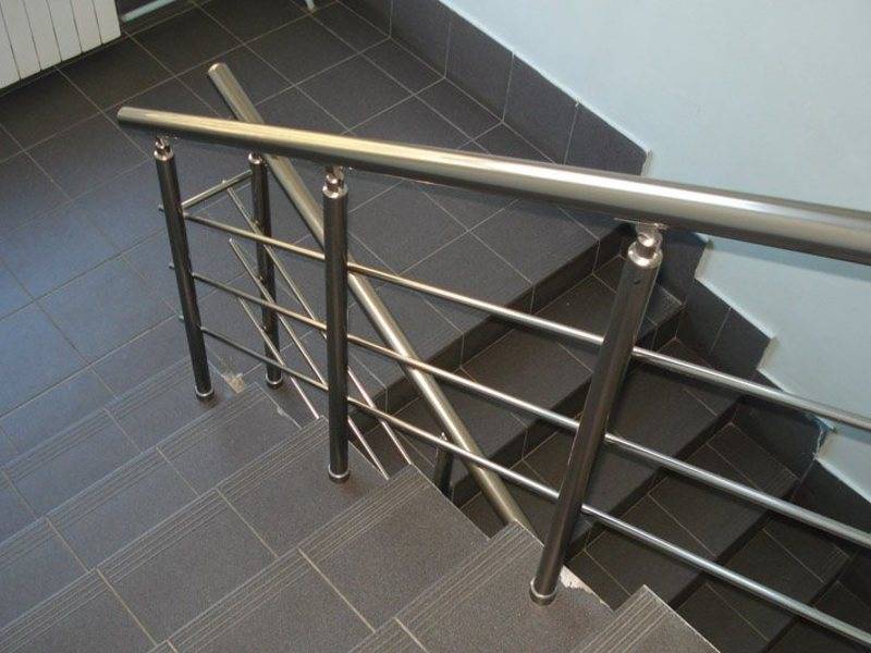 Характеристика и преимущества установки алюминиевых перил для лестниц
