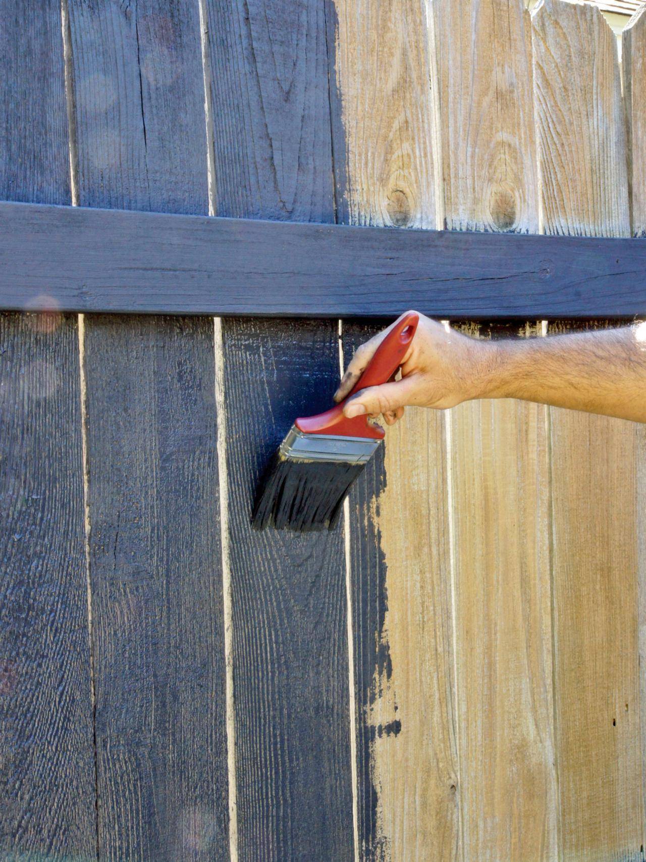 Чем и как лучше покрасить деревянный забор на даче?