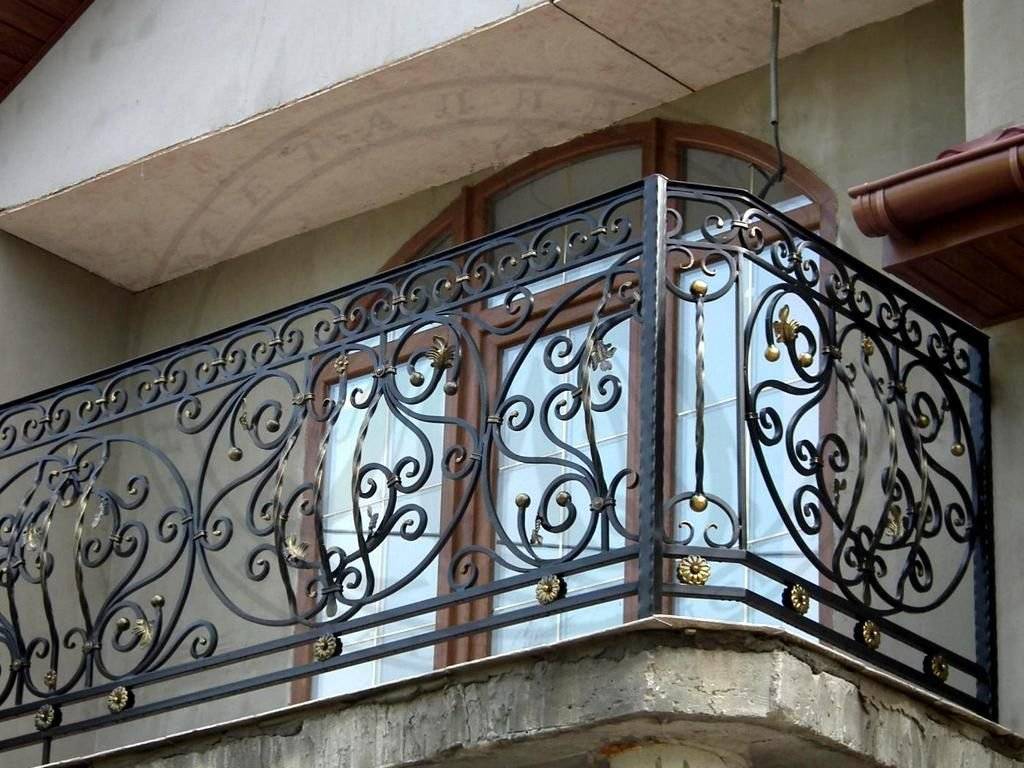 Кованые перила на балкон, металлические ограждения лоджии: эскизы, фото, видео, идеи