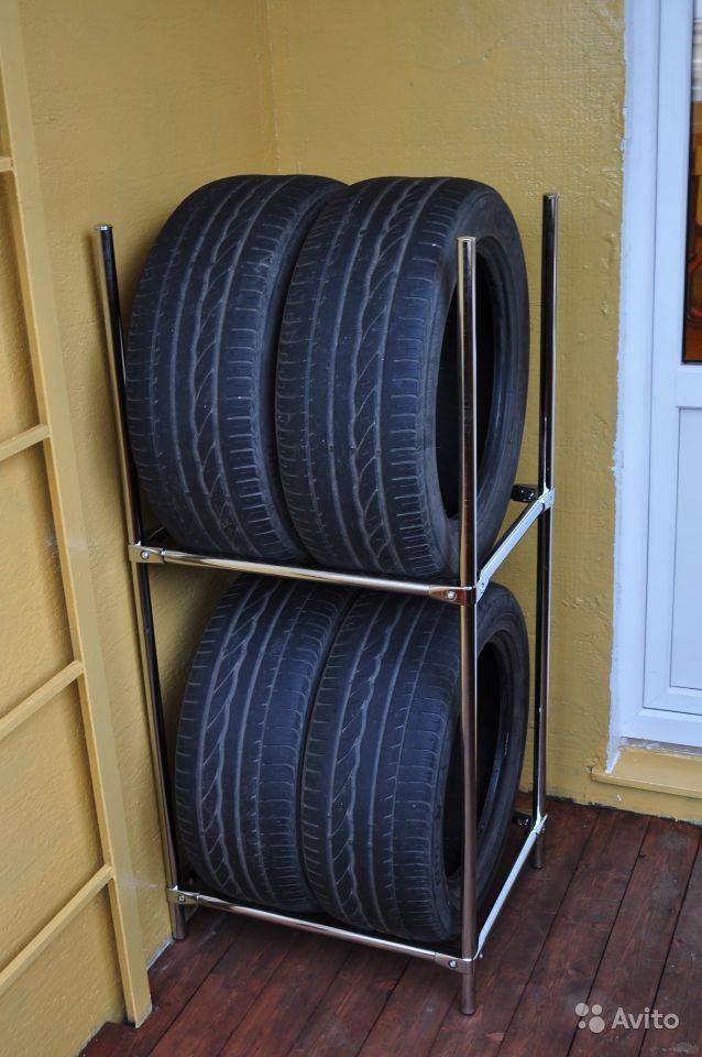 Где хранить резину. Стеллаж для колес. Стеллаж для колес в гараж. Стеллаж для хранения колес в гараже. Полки для хранения колес в гараже.