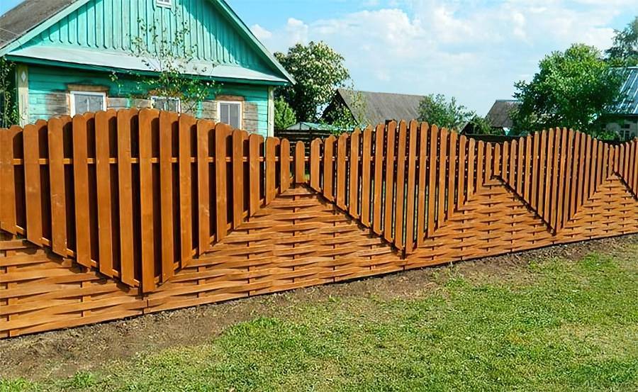 Деревянный забор: красивые идеи оформления и эффективные варианты защиты при помощи дерева